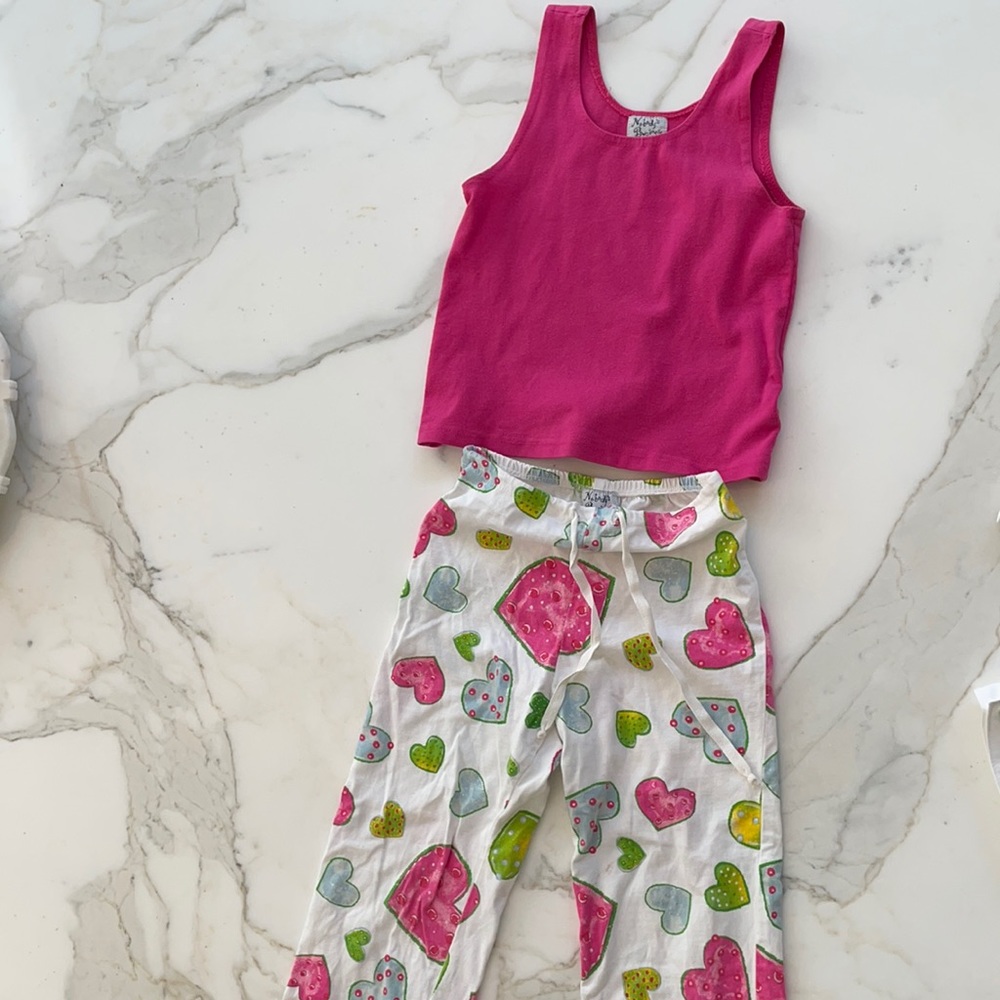 Girls pajama top and bottom with 💕 💜 hearts sz 4